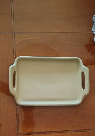 Vassoio rettangolare in ceramica beige