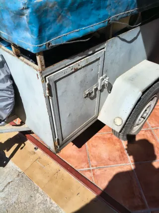 Remolque con rueda de repuesto