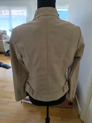 Cazadora beige de entretiempo