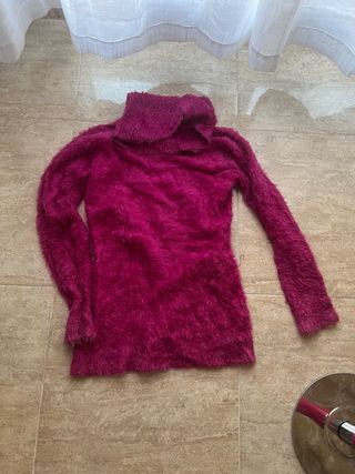 Jersey rosa peludo cuello alto