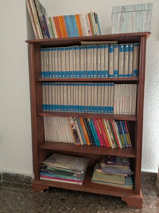Libreria pequeña con libros de regalo
