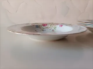 Piatti profondi in porcellana con eleganza floreale