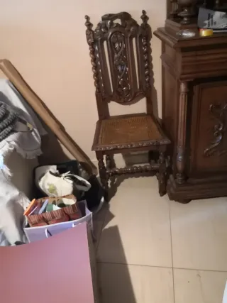 Silla de madera tallada a mano