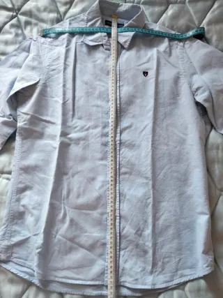 Camisa azul de Álvaro Moreno.