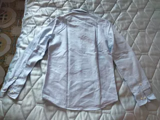 Camisa azul de Álvaro Moreno.