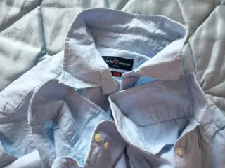 Camisa azul de Álvaro Moreno.