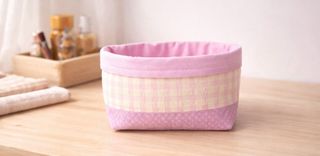 Cesta pequeña cuadros vichy rosa y beige.