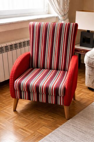 Sillón de tela a rayas multicolor
