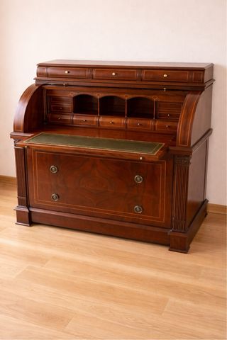 Escritorio antiguo de madera y piel