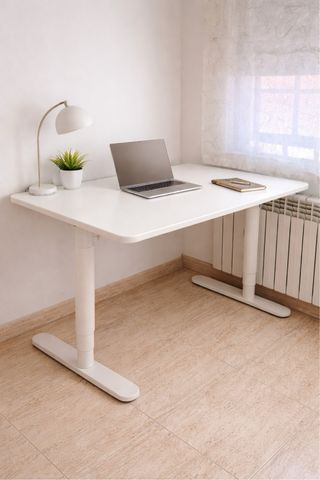 Escritorio Elevable Blanco y Plateado