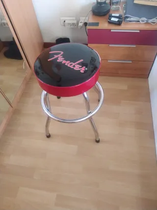 Taburete Guitarra  a mitad de precio nuevo