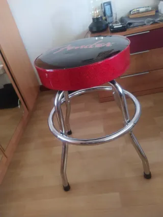 Taburete Guitarra  a mitad de precio nuevo