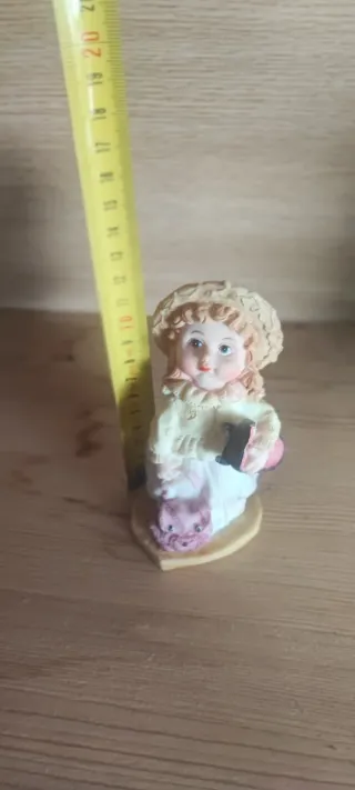 Figuras decorativas de dos niños con monopatin