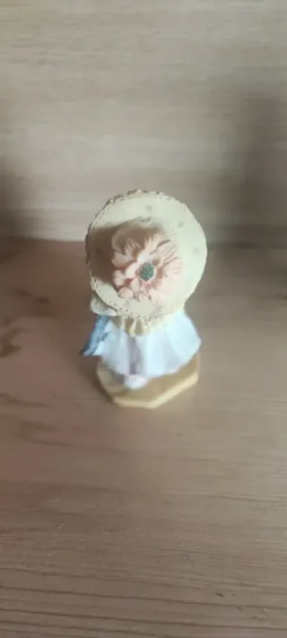 Figuras decorativas de dos niños con monopatin