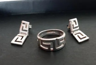 Conjunto anillo y pendientes grecas.