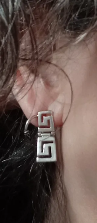 Conjunto anillo y pendientes grecas.