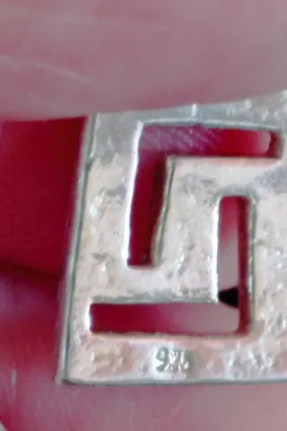 Conjunto anillo y pendientes grecas.