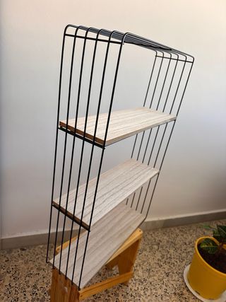 Estantería metálica con baldas de madera