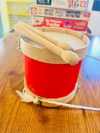 Tambor de madera con baquetas