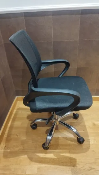 Silla de oficina negra con ruedas