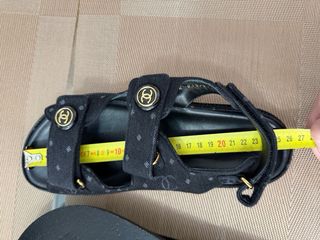 Sandalias Chanel Negras Doradas