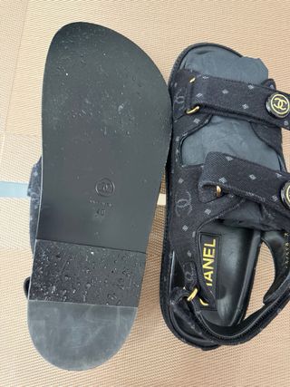 Sandalias Chanel Negras Doradas