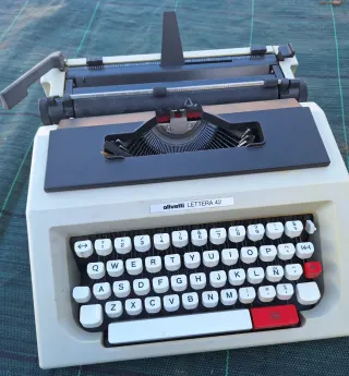 Máquina de escribir Olivetti Lettera 42