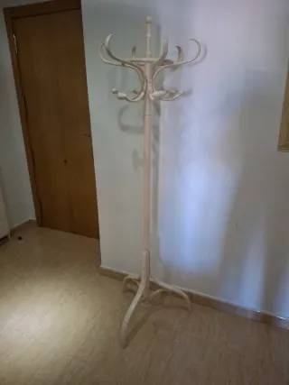 Perchero de madera beige