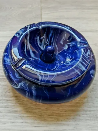 Posacenere blu in ceramica con venature