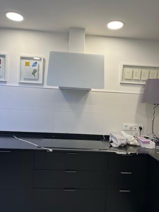 Campana extractora de cocina blanca