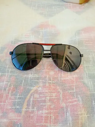 Occhiali da sole neri e rossi