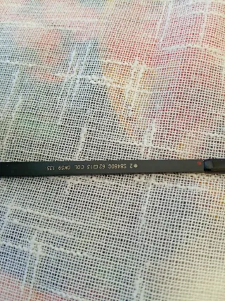 Occhiali da sole neri e rossi