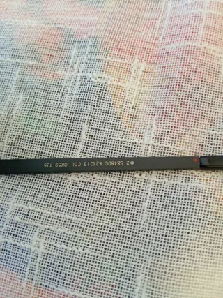 Occhiali da sole neri e rossi