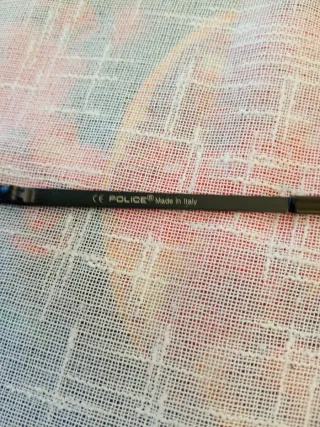 Occhiali da sole neri e rossi