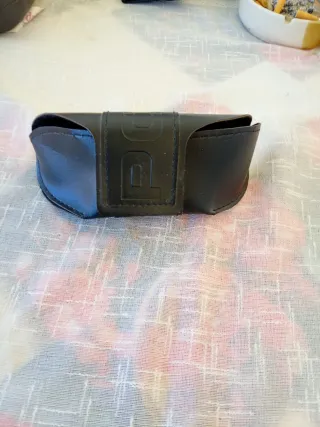 Occhiali da sole neri e rossi