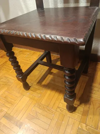 4 Sillas de madera tallada estilo antiguo.