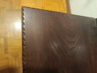 4 Sillas de madera tallada estilo antiguo.