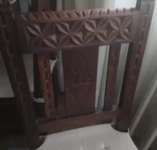 4 Sillas de madera tallada estilo antiguo.