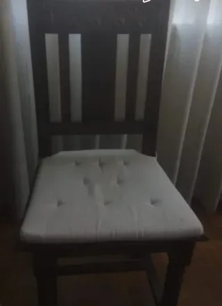 4 Sillas de madera tallada estilo antiguo.