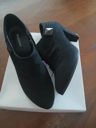 Tronchetto nero in camoscio