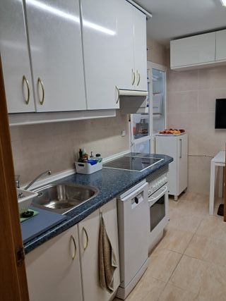 HABITACIÓN AMUEBLADA Y LUMINOSA