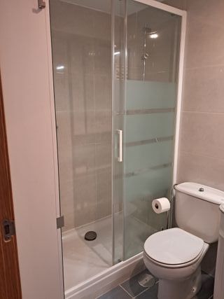 HABITACIÓN AMUEBLADA Y LUMINOSA