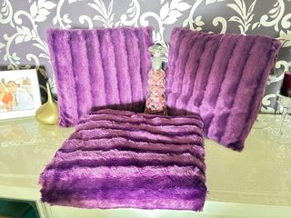 Juego 2 cojines y manta fleece morado