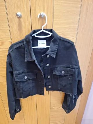Cazadora vaquera Bershka negra corta