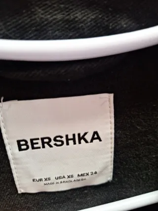 Cazadora vaquera Bershka negra corta
