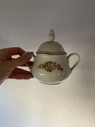 Juego de café de porcelana con detalles dorados