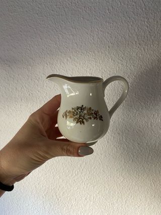 Juego de café de porcelana con detalles dorados