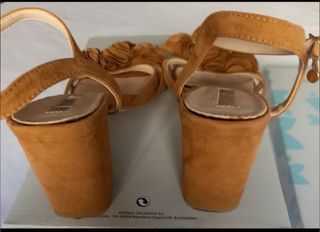 Sandalias de tacón con flores marrones
