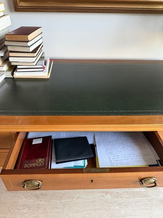 Escritorio antiguo de madera y cuero