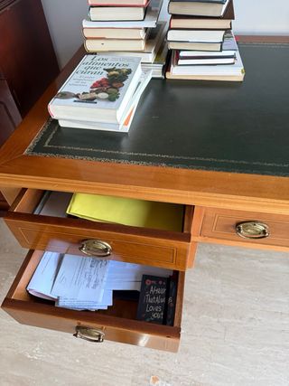 Escritorio antiguo de madera y cuero